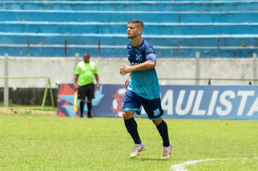 Atacante Vinícius Bala assina contrato com o Taubaté (Foto: Bruno Castilho / EC Taubaté)