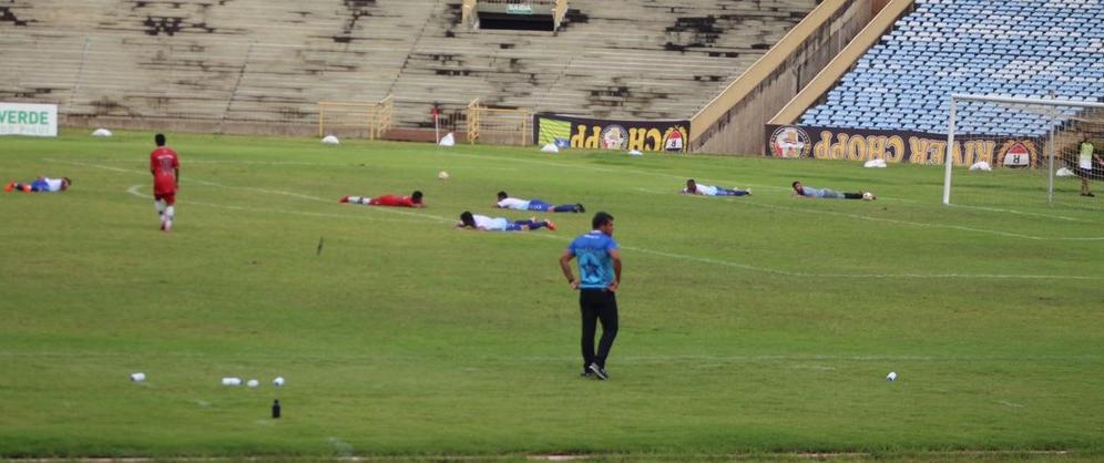 É tiro? Jogadores deitam no chão em jogo do Piauiense após ataque de abelha