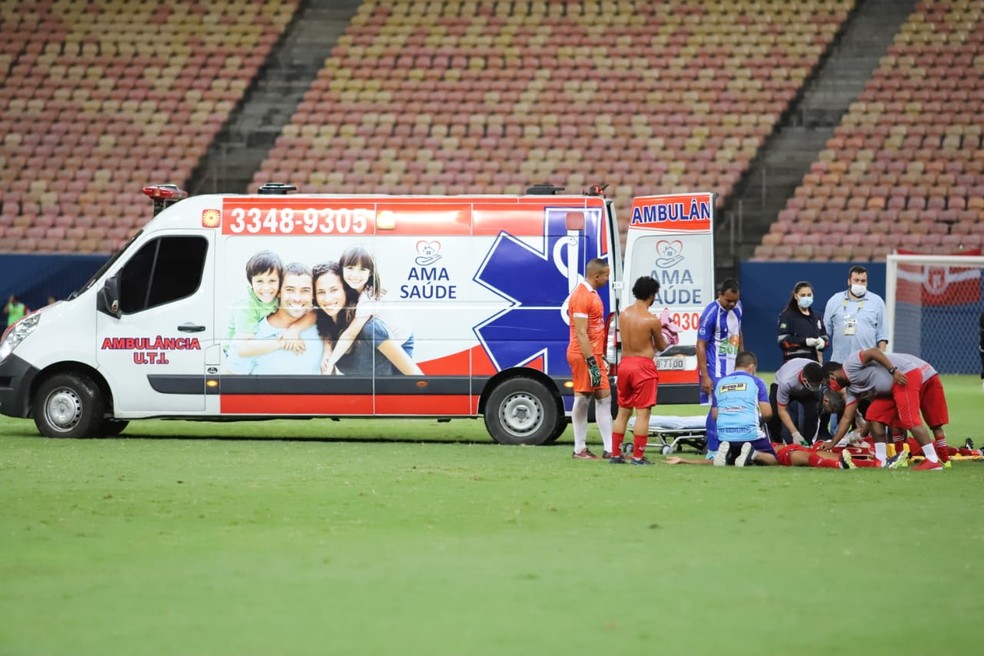 Jogo do Amazonense tem choque de cabeça, desmaio e duas ambulâncias no gramado