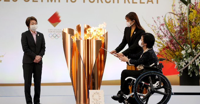 Com um ano de atraso e sem público, Japão inicia o revezamento da tocha olímpica