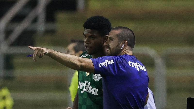 Auxiliar do Palmeiras aprova limite de técnicos no Brasileirão
