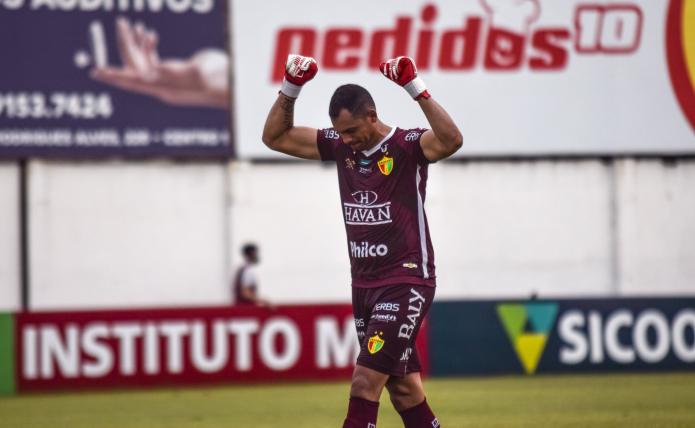 Exames constatam entorse no tornozelo e goleiro vira desfalque no Brusque