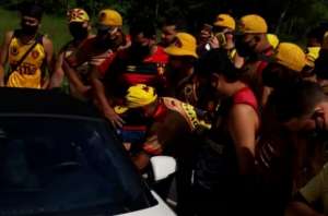Torcida do Sport vai ao CT e cobra jogadores antes do treino