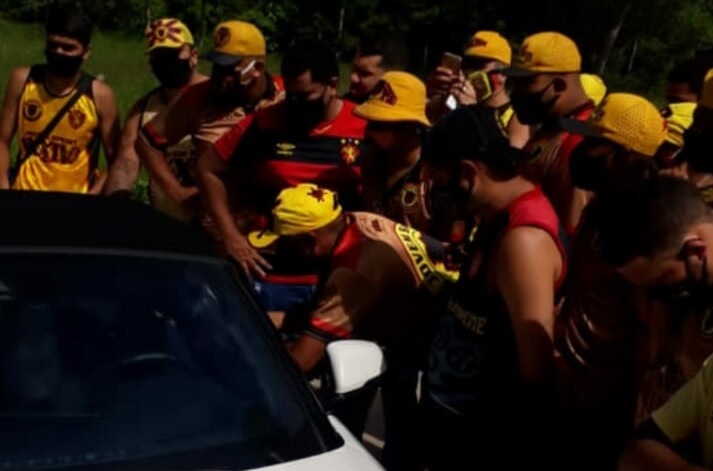 Torcida do Sport vai ao CT e cobra jogadores antes do treino
