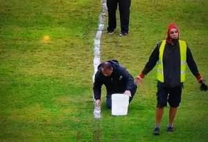Clube que luta pela Libertadores joga em campo com linhas feitas à mão e bem tortas