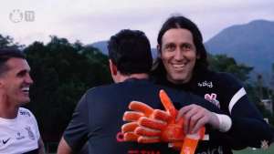 Após título do Brasileirão, técnico do Flamengo abraça goleiro do Corinthians