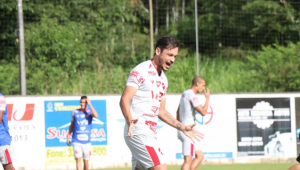 Pernambucano: Santa Cruz tenta contratação de volante que atua no futebol goiano