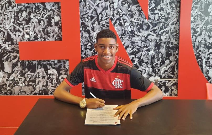 Carioca: Flamengo renova com promessa da base: ‘Muito feliz’
