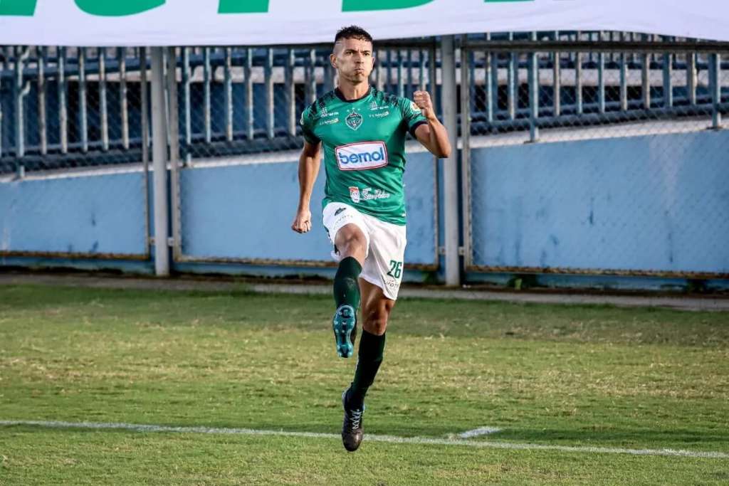 Vanilson marcou três gols na vitória do Manaus sobre o Jaraguá