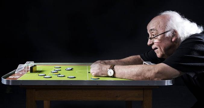 Tostão, maior artilheiro da história do Cruzeiro, recebe vacina contra Covid-19