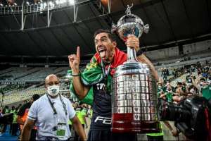 De férias em Portugal, Abel participa de talk show e recebe recado de Felipão