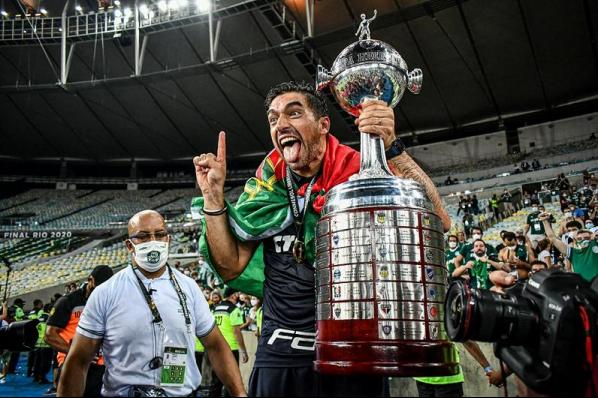 De férias em Portugal, Abel participa de talk show e recebe recado de Felipão