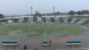 Campo vira 'piscina' e paralisa jogo do Campeonato Paranaense