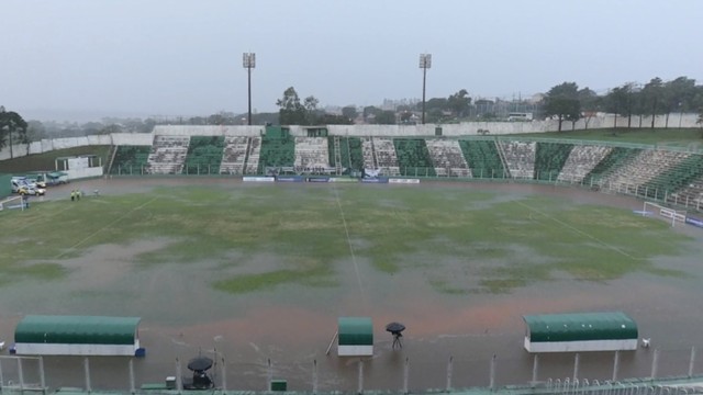 Campo vira ‘piscina’ e paralisa jogo do Campeonato Paranaense