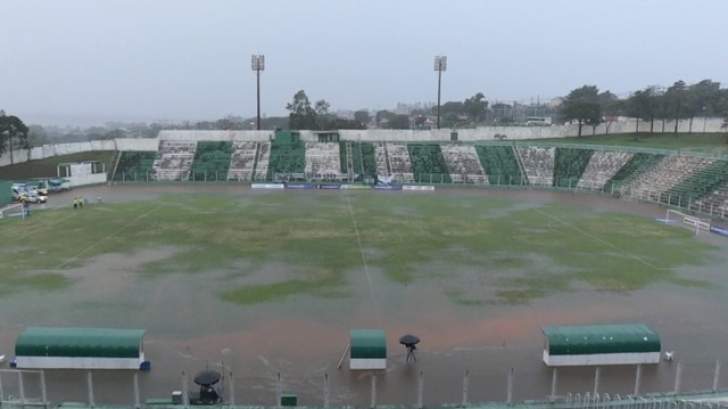 PARANAENSE: Chuva alaga campo e segundo tempo será disputado neste domingo