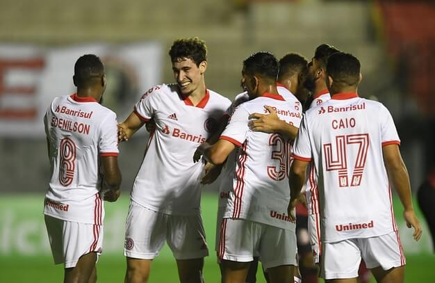 Capitão do Inter comemora gol na cidade natal e fala sobre trabalho de Ramírez