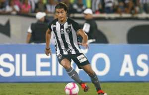 Paranaense: Athletico anuncia lateral Marcinho, investigado por homicídio