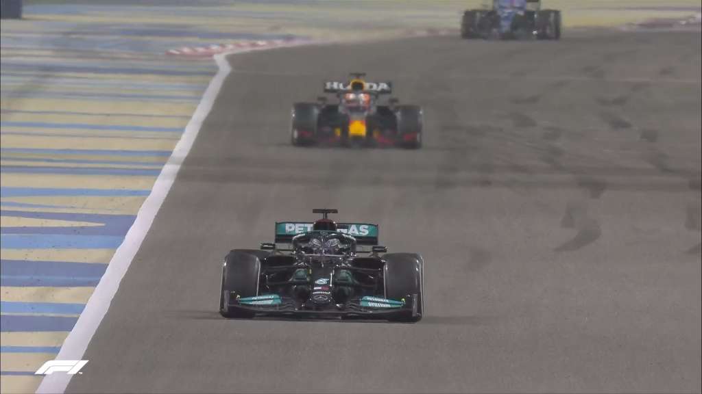 F1: Em final espetacular, Hamilton supera Verstappen e vence GP do Bahrein