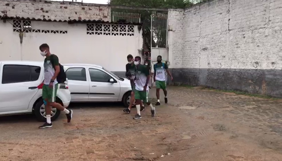 Ônibus quebra e time pernambucano pega carona e Uber para chegar no jogo