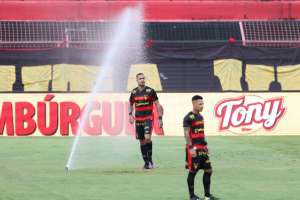 Sistema de irrigação liga antes da hora e dá banho em jogadores e jornalistas