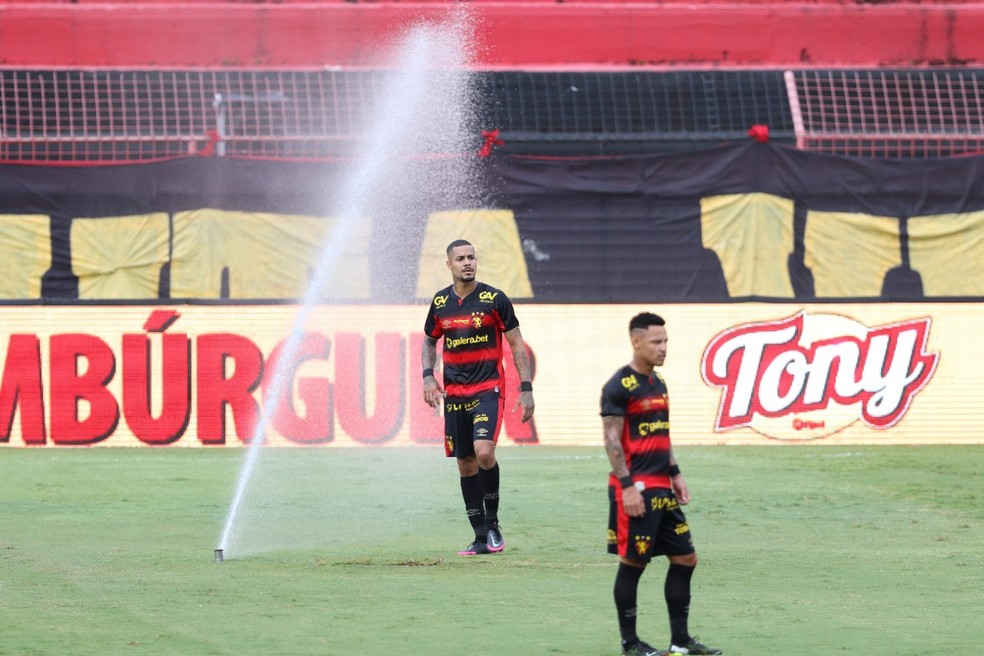 Sistema de irrigação liga antes da hora e dá banho em jogadores e jornalistas