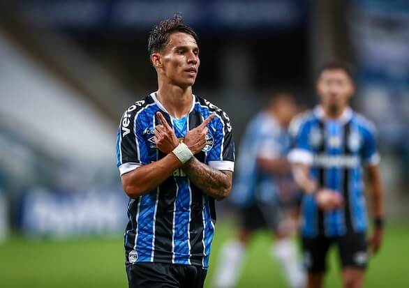 De olho na liderança, atacante do Grêmio comemora goleada sobre o Pelotas
