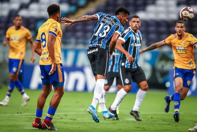 GAÚCHO: Grêmio e Caxias goleiam em casa e seguem na cola do Internacional