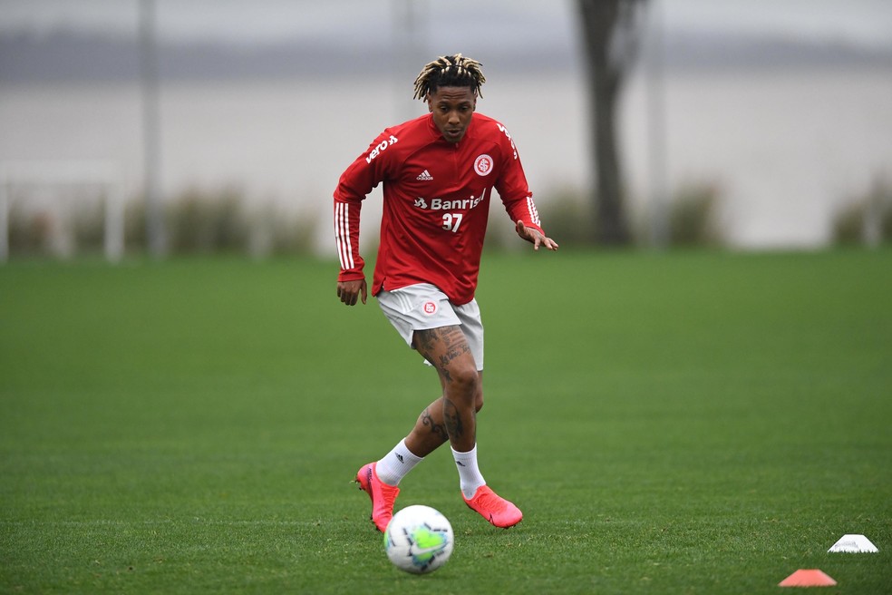 Cearense: Fortaleza demonstra interesse por atacante ‘caro’ do Internacional