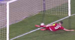 Zagueiro da Sérvia cutuca Cristiano Ronaldo e diz: 'A bola não entrou'