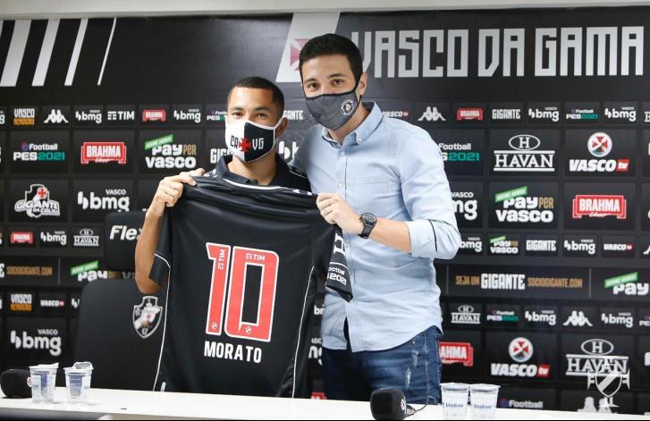 Apresentado, atacante recebe camisa 10 e diz que escolheu Vasco pela grandeza