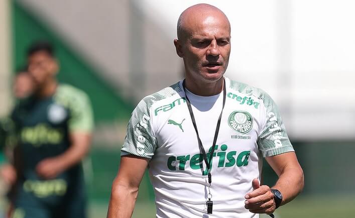 Palmeiras dá férias a João Martins e treina sob comando de Victor Castanheira