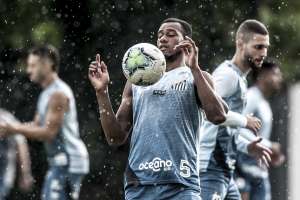Atacante testa positivo para covid-19 e vira desfalque do Santos na Libertadores