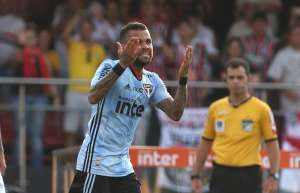 Com R$ 580 milhões de dívida, São Paulo busca recursos para manter Daniel Alves