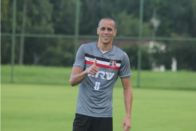 Pernambucano: Santa Cruz anuncia retorno de volante que estava no Fortaleza