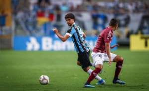 Após boatos, presidente de clube do Brasileirão nega chegada de lateral do Grêmio
