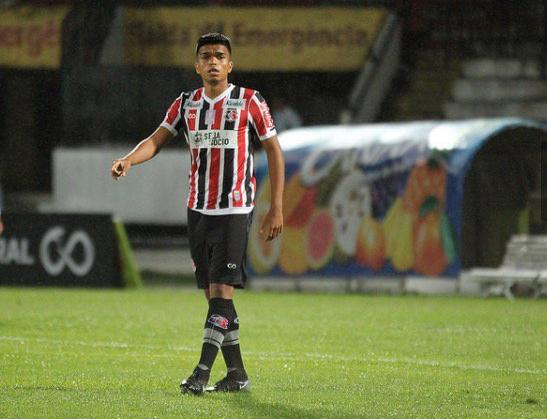 Jovem volante do Santa Cruz conquista vaga de titular e ganha visibilidade nacional