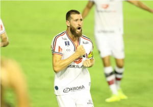 Com participação de filhos em vídeo, capitão do Santa Cruz anuncia aposentadoria