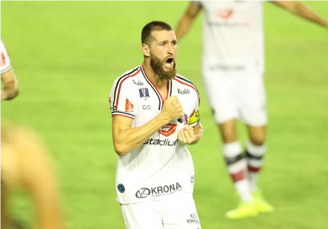 Com participação de filhos em vídeo, capitão do Santa Cruz anuncia aposentadoria