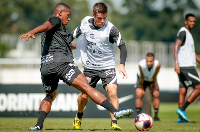 Sem lateral titular em campo, Mancini diversifica treino do Corinthians