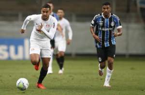 Athletico-PR avalia retorno de atacante que está em rival do Brasileirão