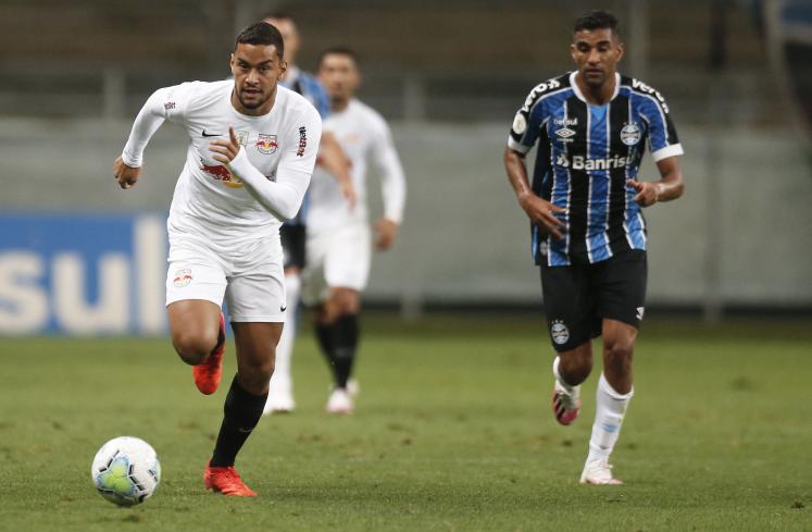 Athletico-PR avalia retorno de atacante que está em rival do Brasileirão