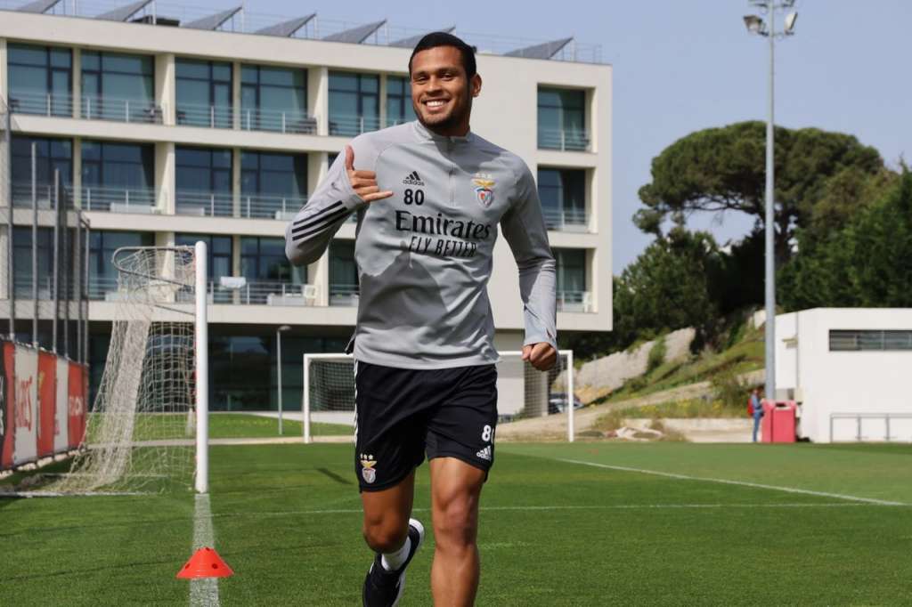Daniel dos Anjos volta aos treinamentos no Benfica após complicações da Covid-19