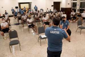 Jogadores do Santos recebem palestra de infectologista sobre covid-19 em Atibaia