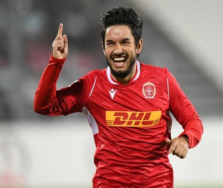 Ex-Ponte brilha no exterior e marca dois gols em 15 minutos