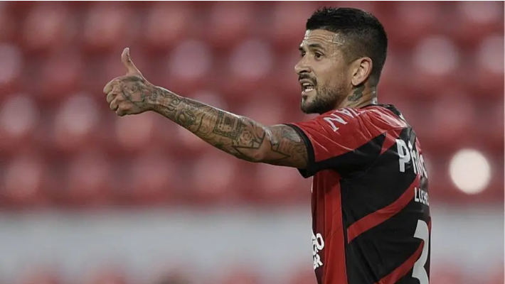 Meia argentino renova e jogará últimos meses de carreira no Athletico-PR