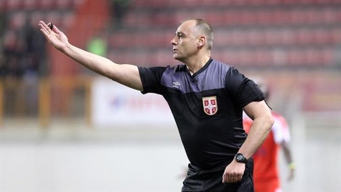 Árbitro é condenado a prisão por marcar pênalti bizarro