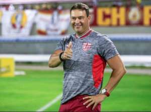 Roberto Fernandes chega a 10 vitórias seguidas como mandante no comando do CRB