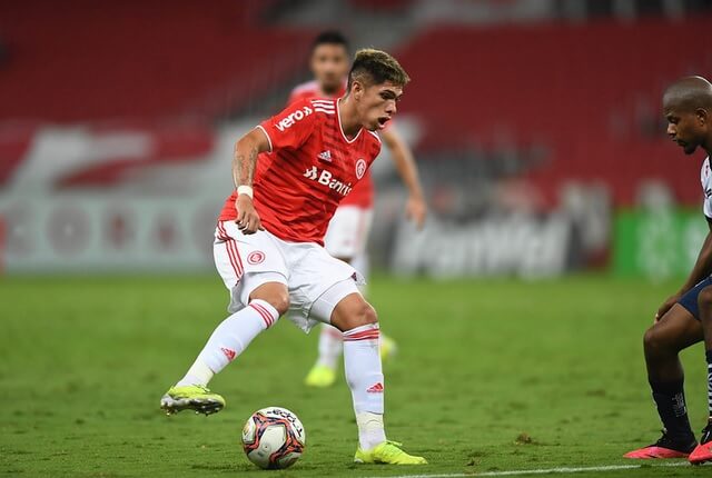 Chileno comemora estreia pelo Internacional: “Me senti à vontade”