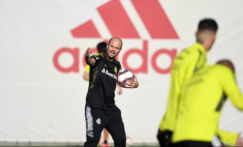 Empolgado para o 1° Grenal, técnico provoca: ‘Vejo mais camisas do Inter na rua’
