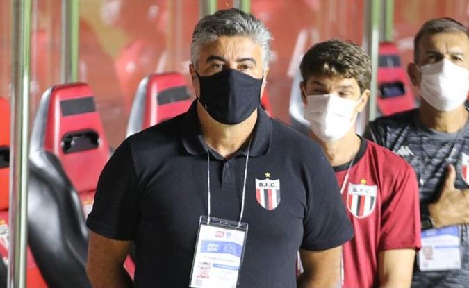 Time do Paulistão imita rival e demite treinador no 1º de abril